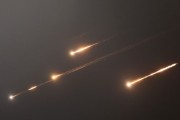 磐石伊朗以导弹齐射回应以色列的大规模袭击