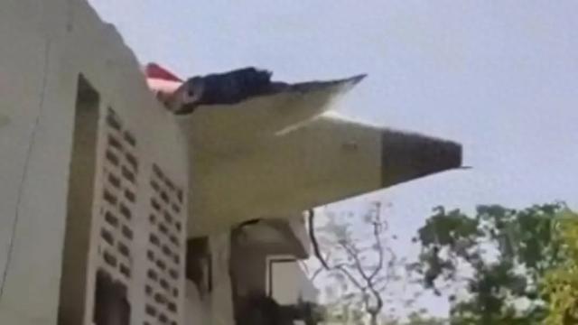 印度一波音787客机坠毁机上242人、地面5名学生遇难！我驻印度使(👆)馆：机上无中国籍乘客